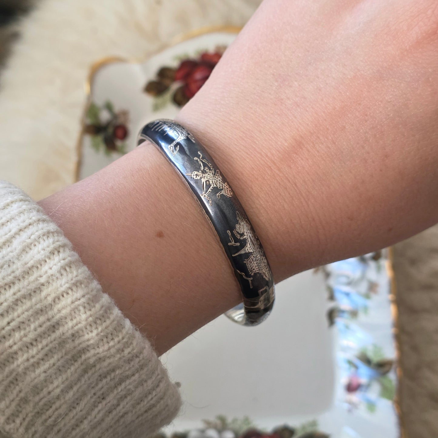 Vintage silver bangle black enamel Thai