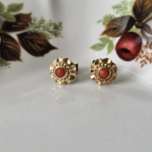 Vintage 14k gouden oorstekers met bloedkoraal