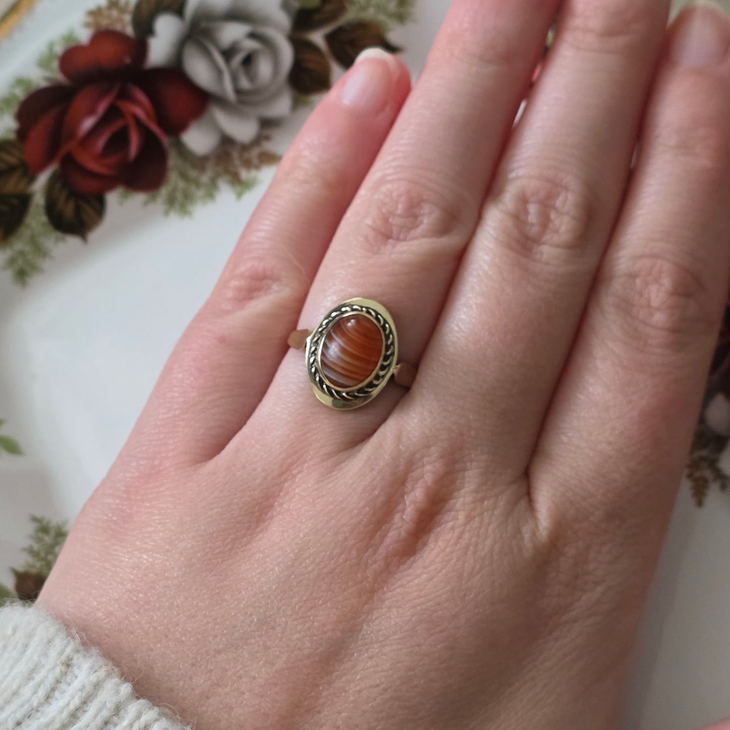 Vintage 8k ring with banded agate