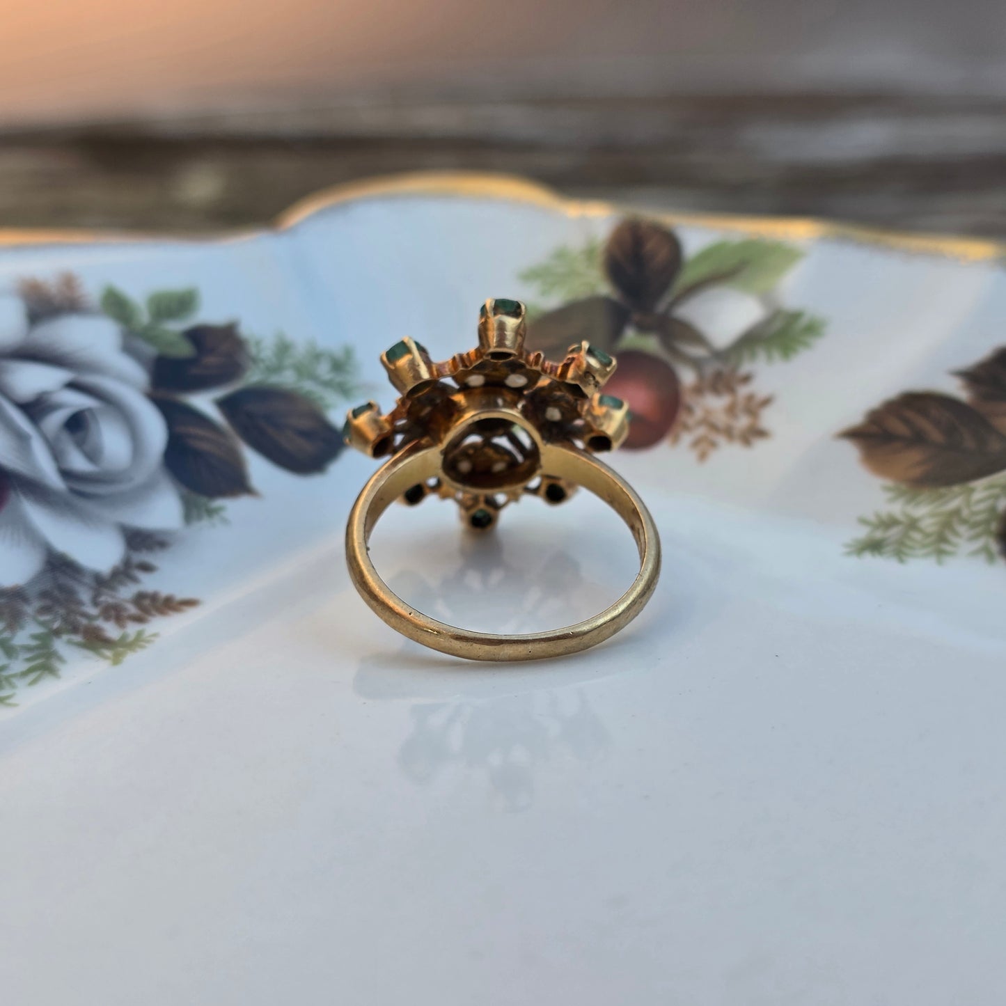 Antieke 21.6k gouden ring met smaragd en zaadparel