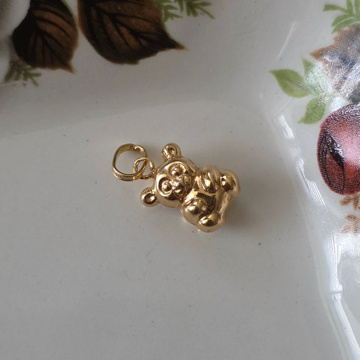 Vintage 18k gold teddy bear pendant
