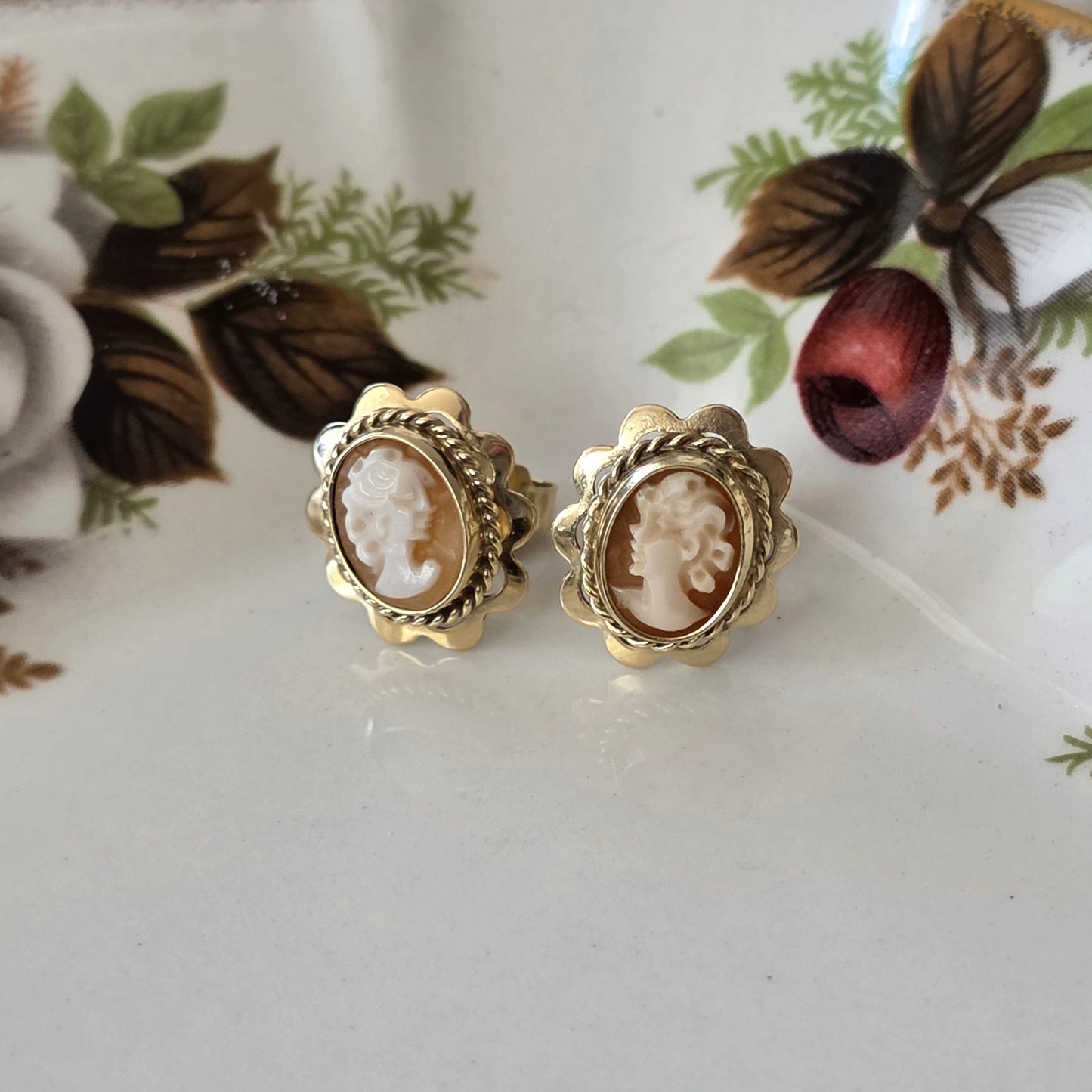 Vintage 14k gouden oorstekers camee