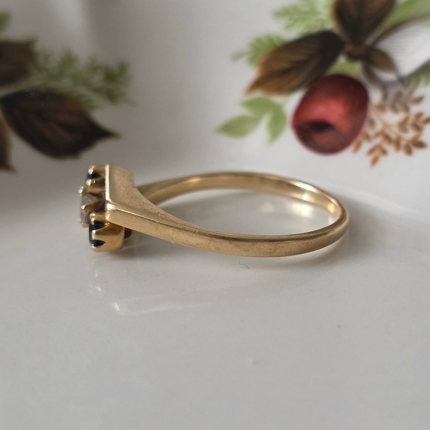 Vintage 18k gold ring with diamond and sapphire