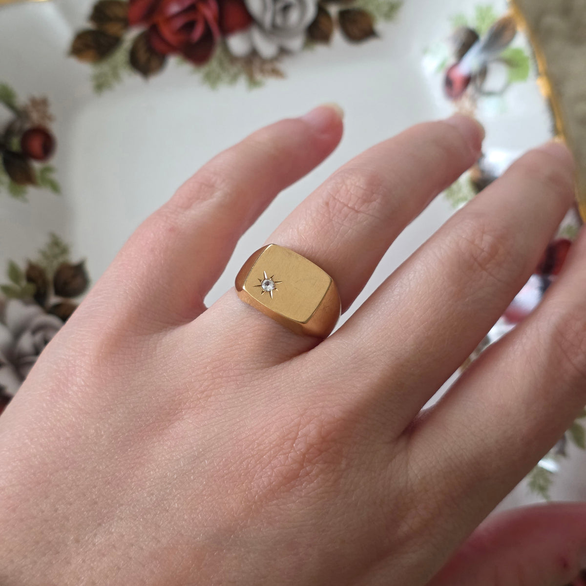 Vintage 18k gold signet ring white quartz