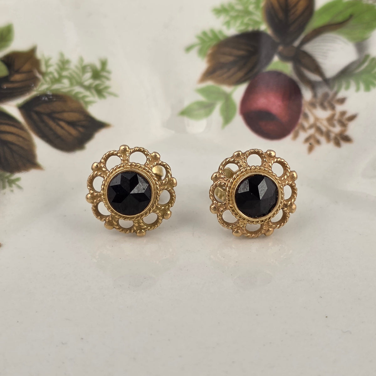 Vintage 14k gouden oorstekers granaat bloem