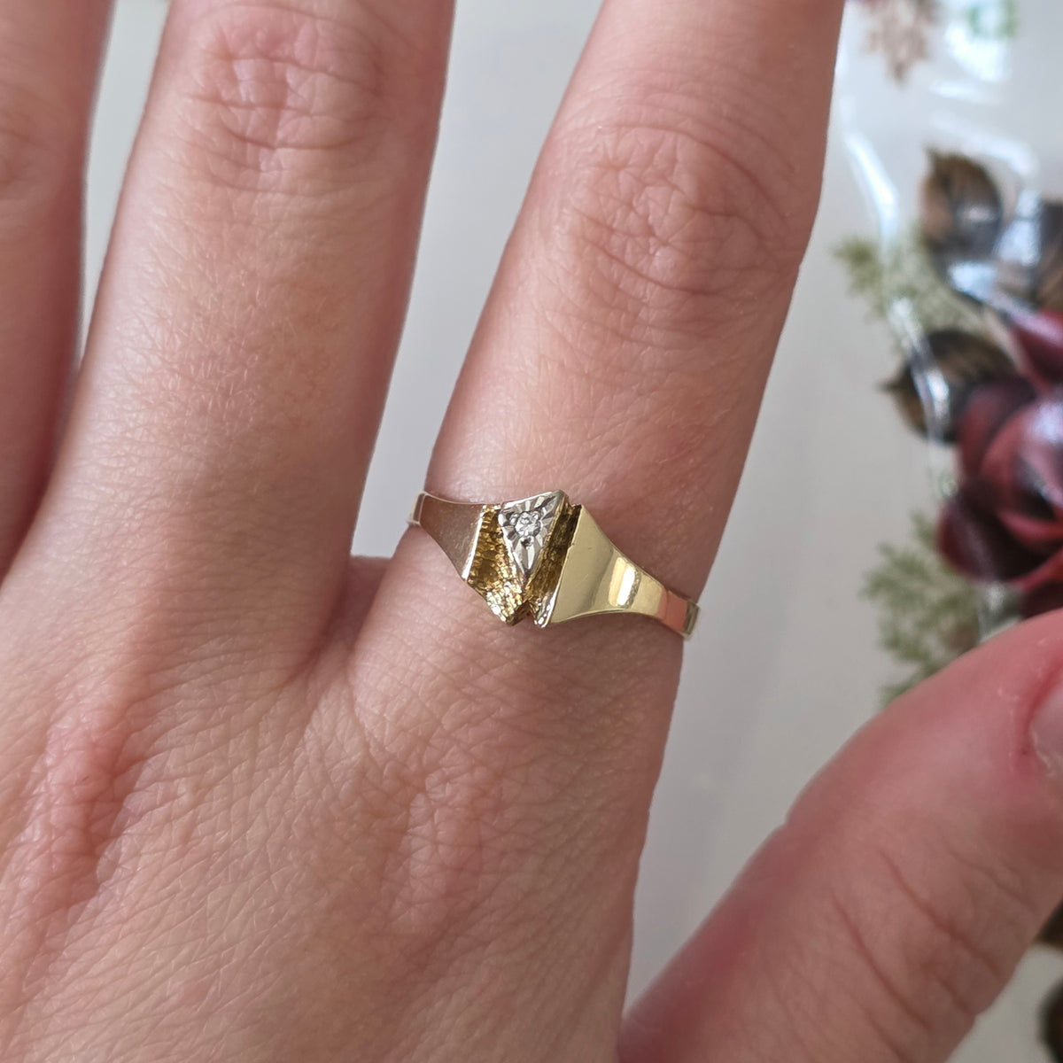 Vintage 14k gold ring with 0.01ct diamond