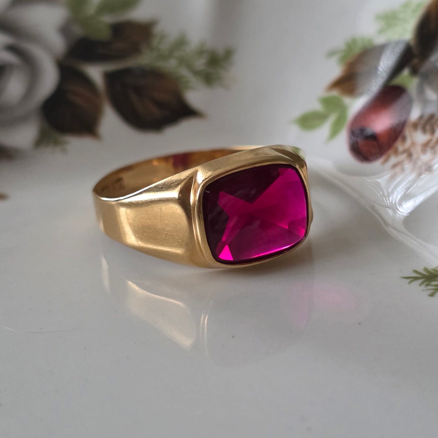 Vintage 18k gouden zegelring met robijn