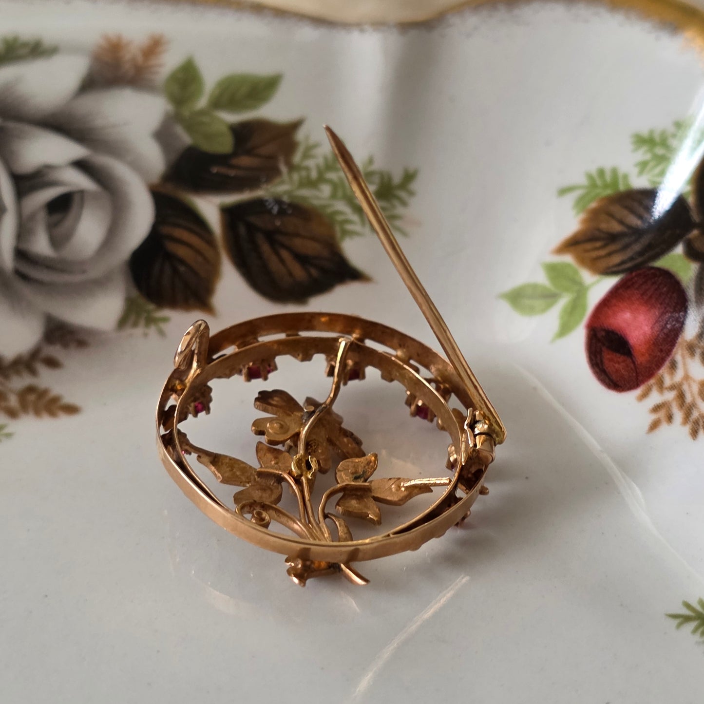Antieke 14k roségouden broche met zaadparels en roze granaat