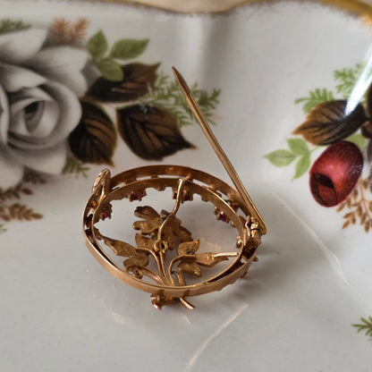 Antieke 14k roségouden broche met zaadparels en roze granaat
