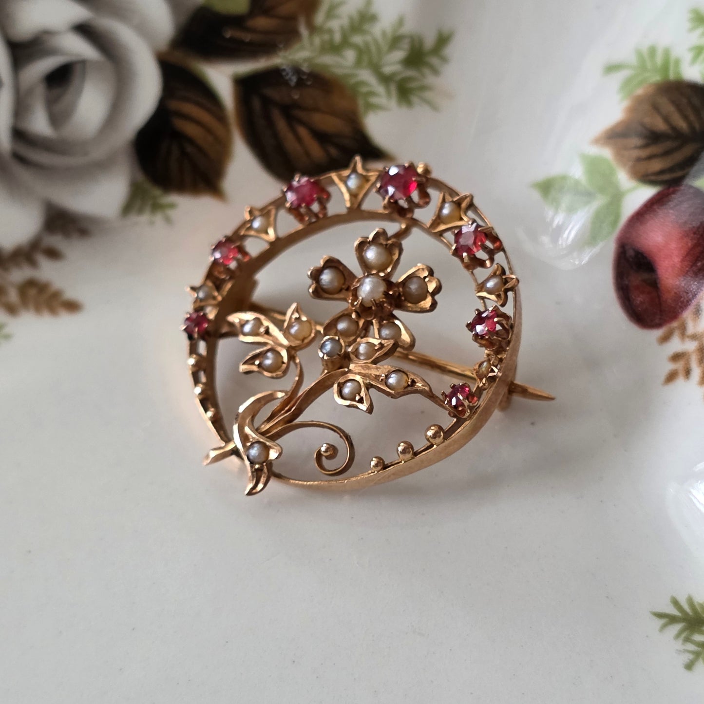 Antieke 14k roségouden broche met zaadparels en roze granaat