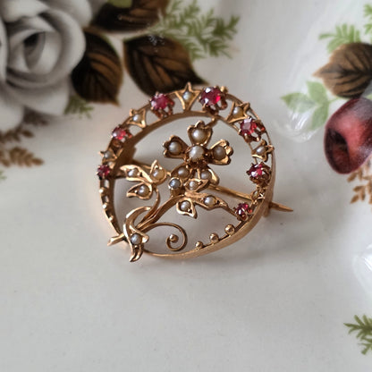 Antieke 14k roségouden broche met zaadparels en roze granaat