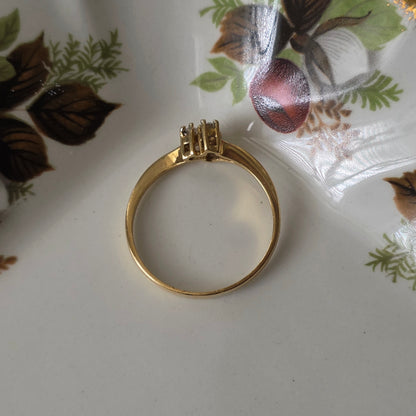 Vintage 18k gold ring with 0.1ct diamonds
