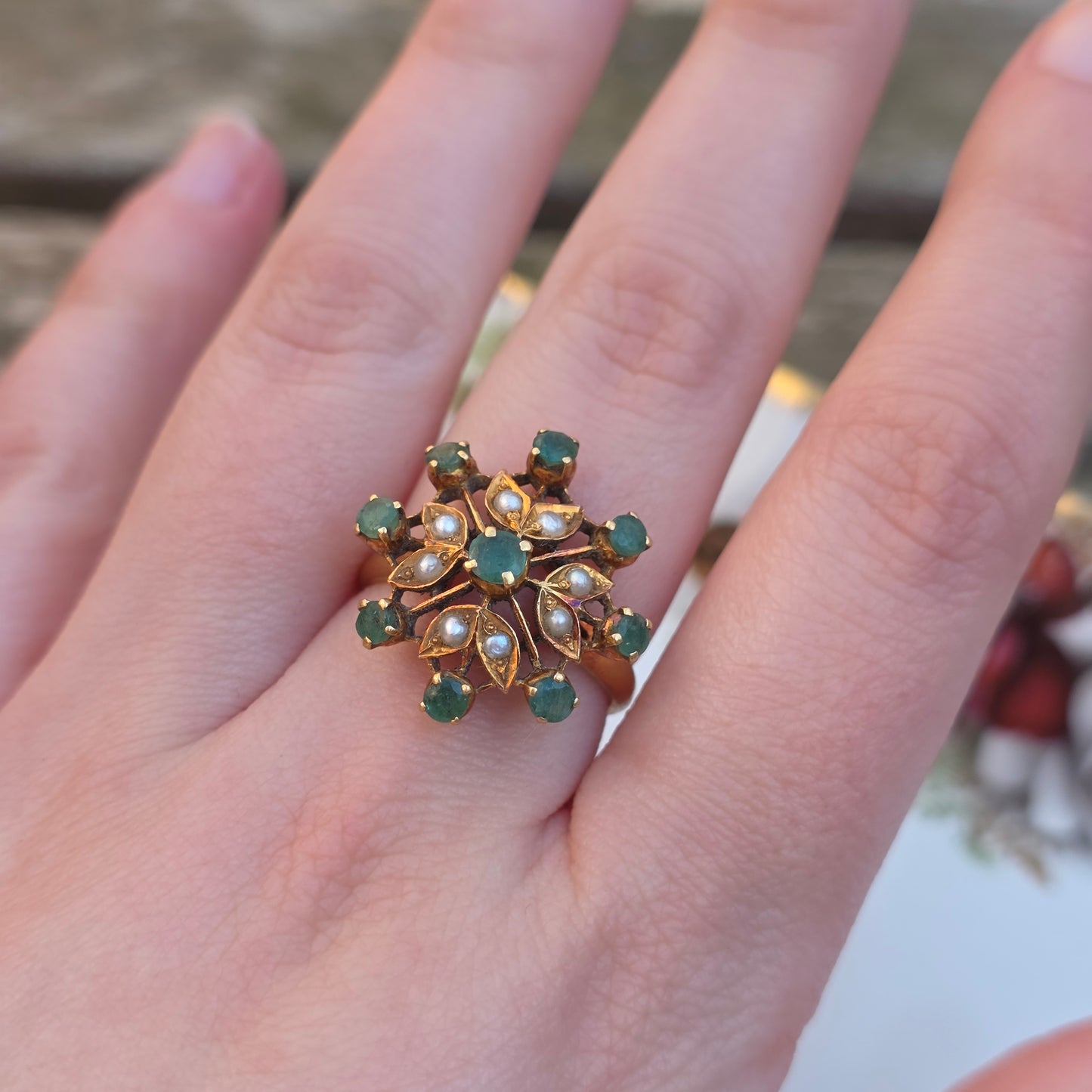 Antieke 21.6k gouden ring met smaragd en zaadparel