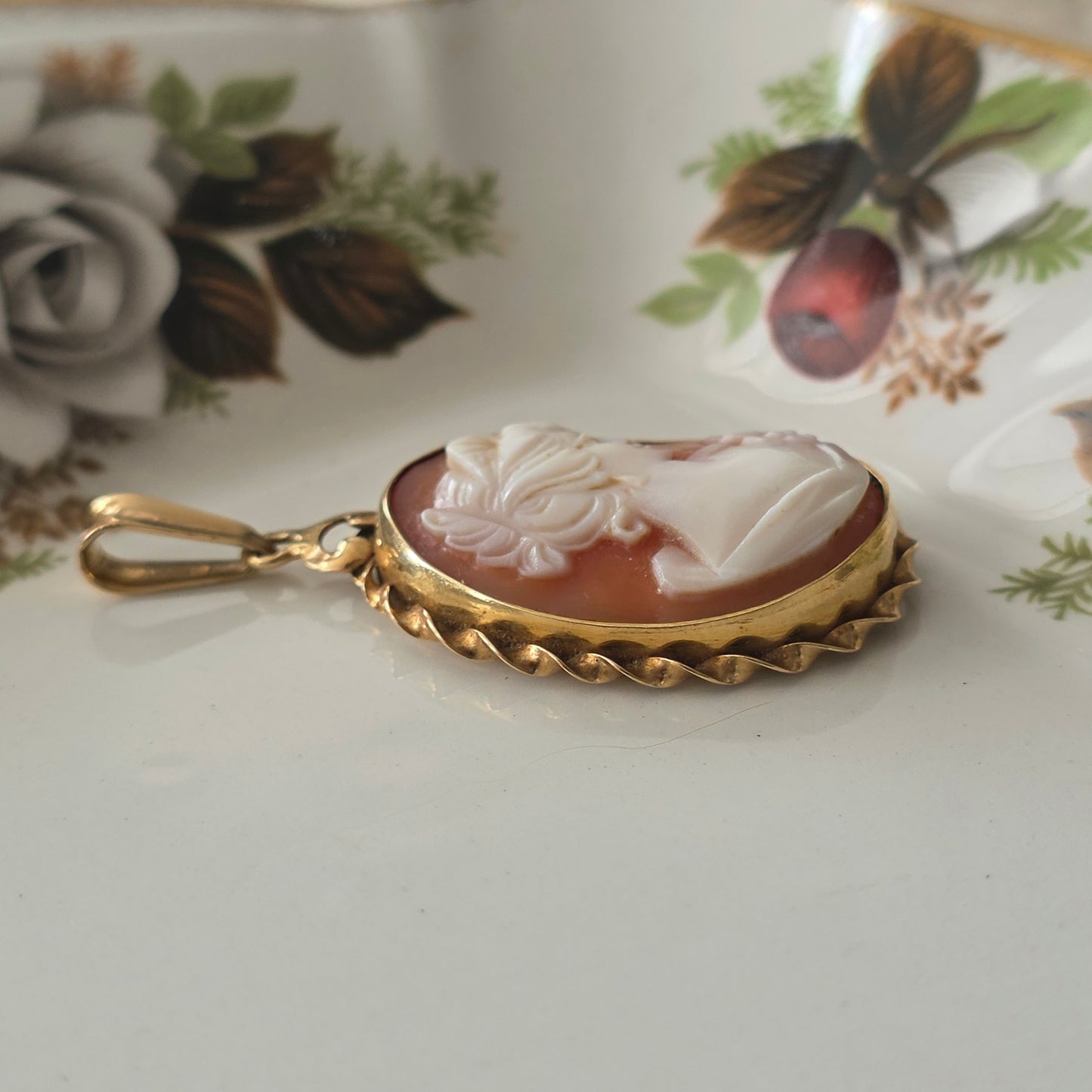 Vintage 14k gold cameo pendant