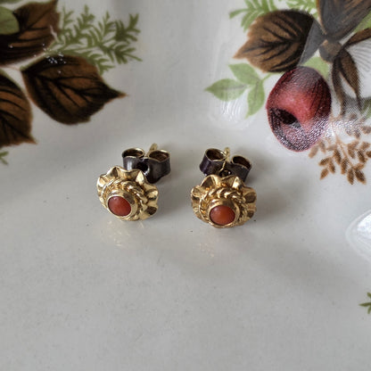 Vintage 14k gouden oorstekers met bloedkoraal