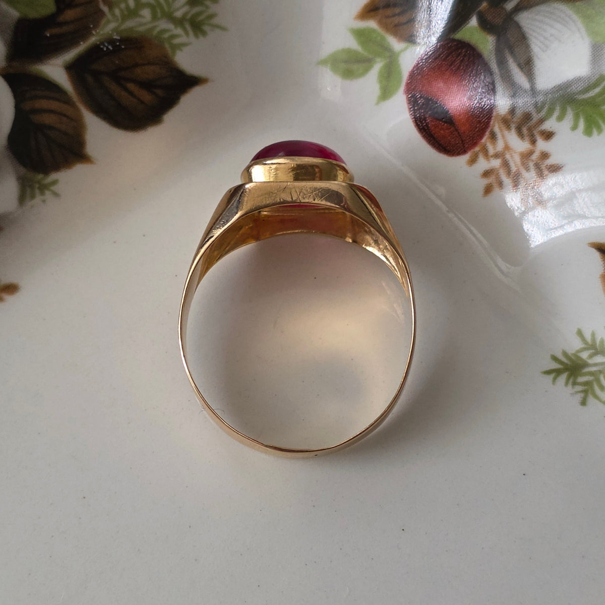 Vintage 18k gouden zegelring met robijn