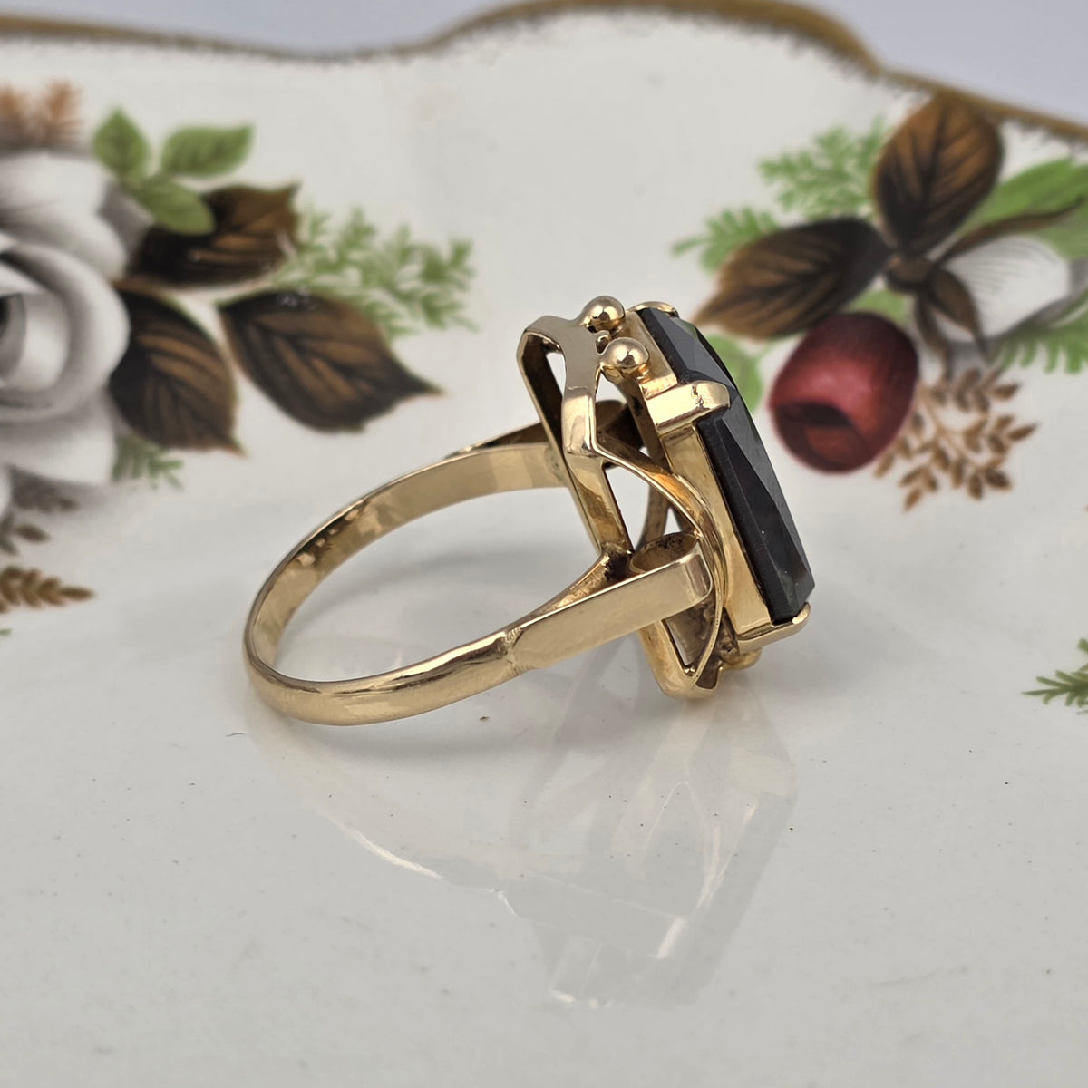 Vintage 14k gold ring with hematite