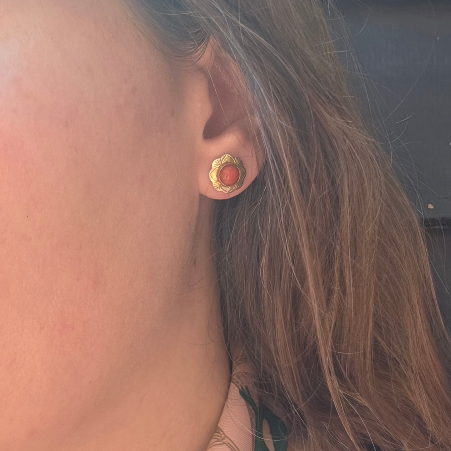 Vintage 14k gouden oorstekers bloedkoraal bloem