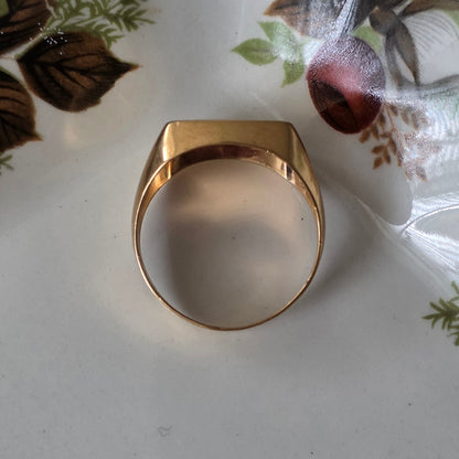 Vintage 18k gold signet ring white quartz