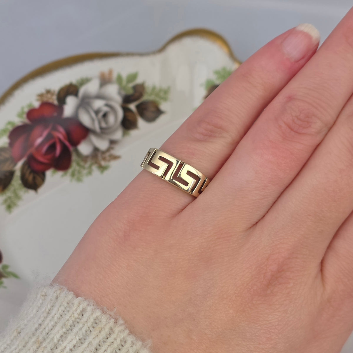 Vintage 14k gold meander ring